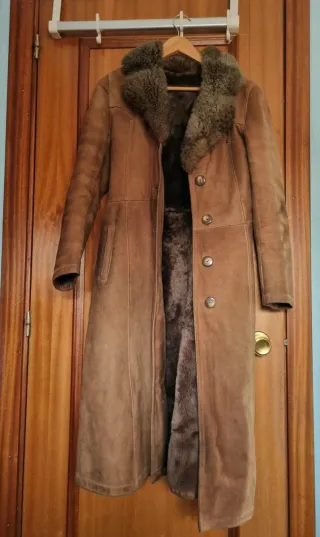 Abrigo largo de piel.
