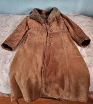 Abrigo largo de piel.