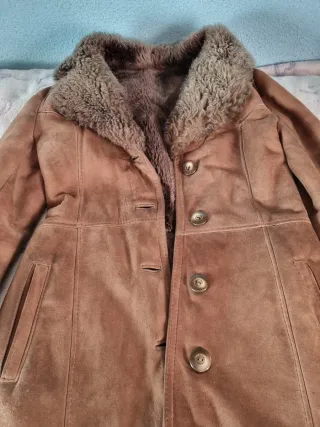 Abrigo largo de piel.