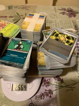 Lotto misto 2,5kg Pokémon, no energia - no codici