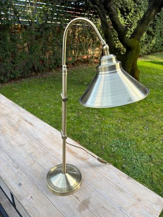 Lámpara de mesa dorada estilo estudio