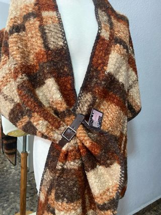 Bufanda pasmina con cierre de hebilla