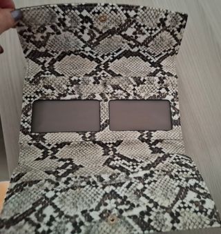 Cartera Parfois efecto piel serpiente