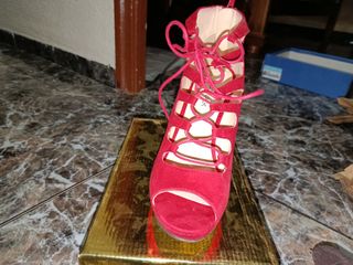 Botines de tacón rojos con cordones