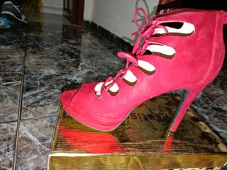 Botines de tacón rojos con cordones
