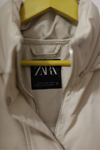 Chaleco largo Zara beige con capucha