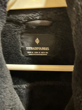 Abrigo Stradivarius Negro calentito