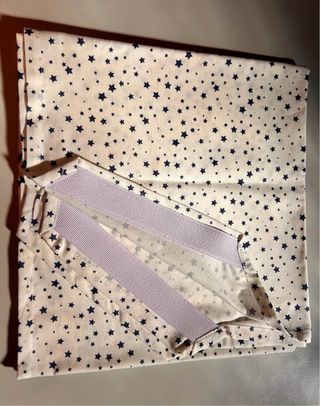 Sábana de tela blanca con estrellas