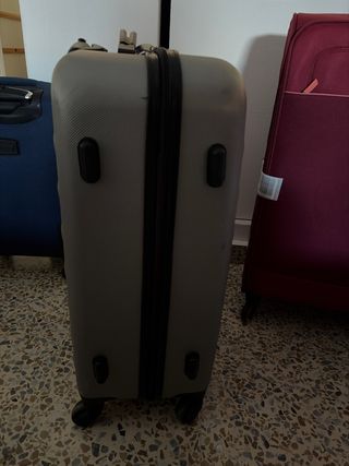 Maleta gris con ruedas