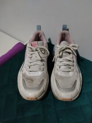Tenis Puma blancos y rosas