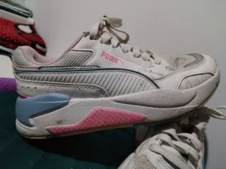 Tenis Puma blancos y rosas