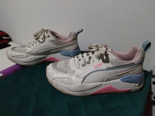 Tenis Puma blancos y rosas