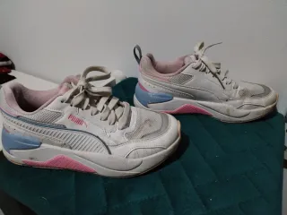 Tenis Puma blancos y rosas