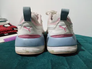 Tenis Puma blancos y rosas