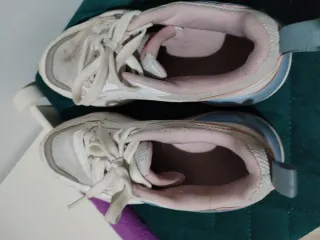 Tenis Puma blancos y rosas