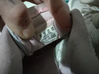 Tenis Puma blancos y rosas