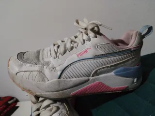 Tenis Puma blancos y rosas
