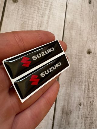 2 EMBLEMAS SUZUKI MOTO CARENADO DEPOSITO CASCO