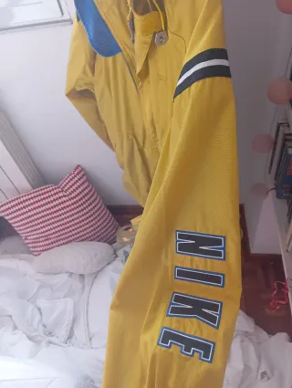 Chaqueta Nike Amarilla con Detalles Azules