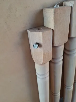 Mesa redonda de madera con patas