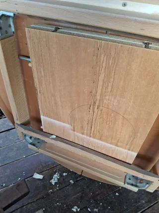 Mesa redonda de madera con patas