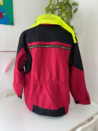 Chaqueta Nórdica Roja y Negra