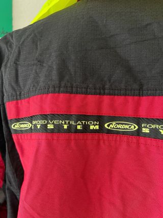 Chaqueta Nórdica Roja y Negra