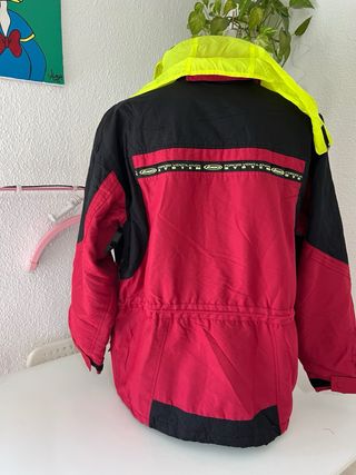 Chaqueta Nórdica Roja y Negra