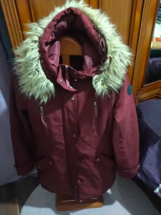 Abrigo rojo con capucha y pelo