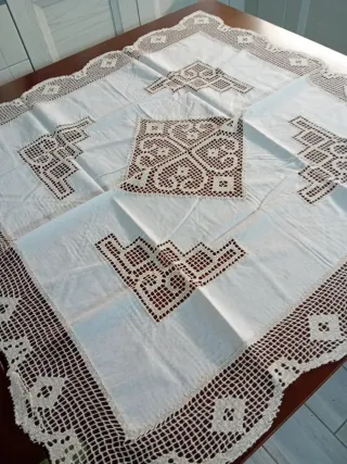 Tovaglietta ricamata a mano 85x85 cm