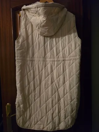 Chaleco largo acolchado beige con capucha