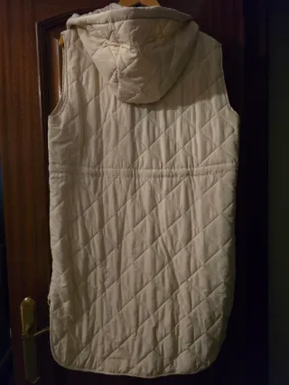 Chaleco largo acolchado beige con capucha