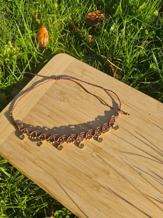 Gargantilla macramé indie con detalles dorados