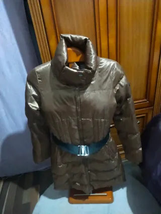 Abrigo marrón con cinturón