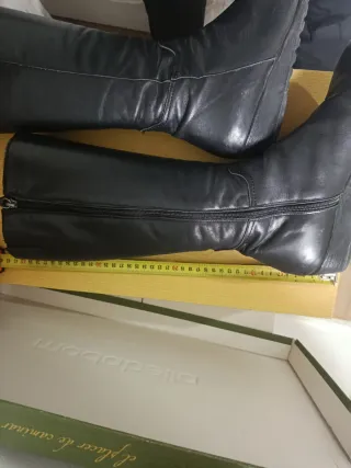 Fabulosas botas negras altas, no llegan rodilla