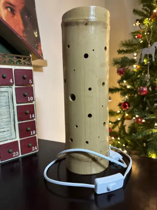 Lampada in bambù con fori