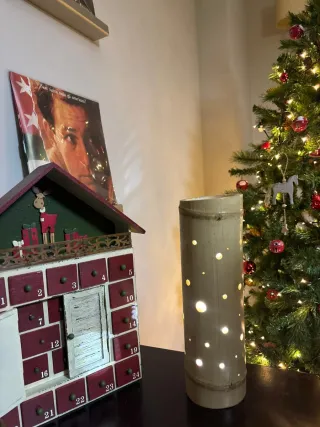 Lampada in bambù con fori