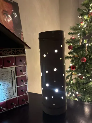 Lampada in bambù con fori