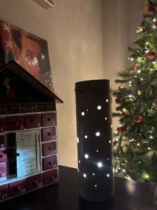 Lampada in bambù con fori