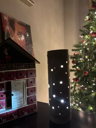 Lampada in bambù con fori