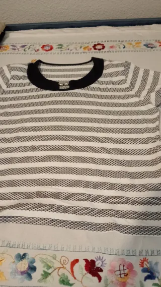 Camiseta de rayas con cuello negro