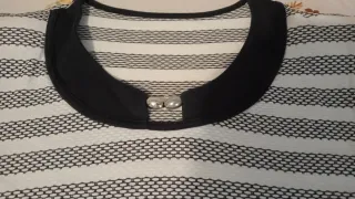 Camiseta de rayas con cuello negro