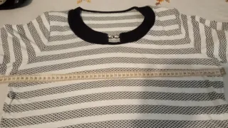 Camiseta de rayas con cuello negro
