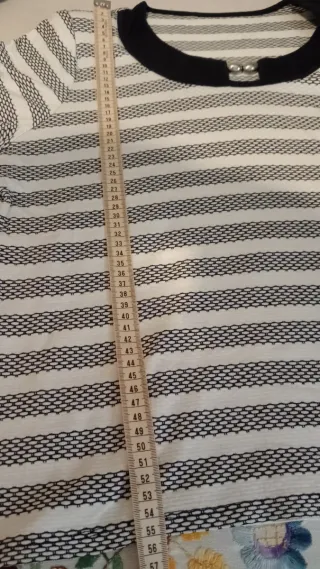 Camiseta de rayas con cuello negro