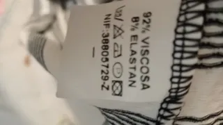 Camiseta de rayas con cuello negro