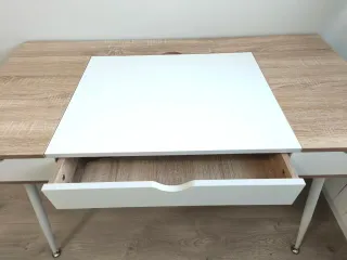 Escritorio blanco y madera