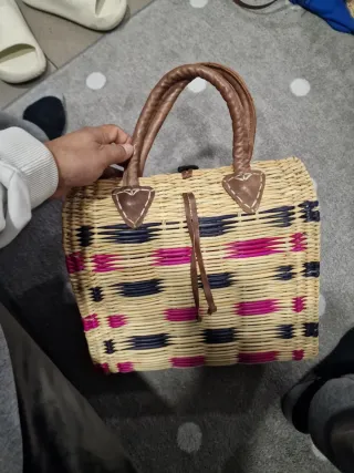 Bolso de junco tejido con detalles
