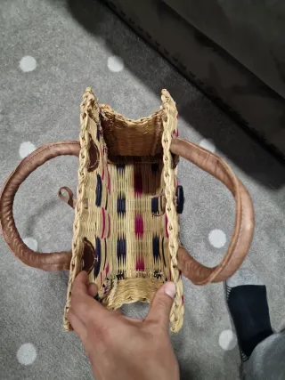 Bolso de junco tejido con detalles