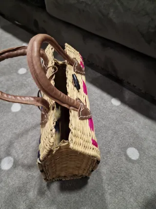 Bolso de junco tejido con detalles