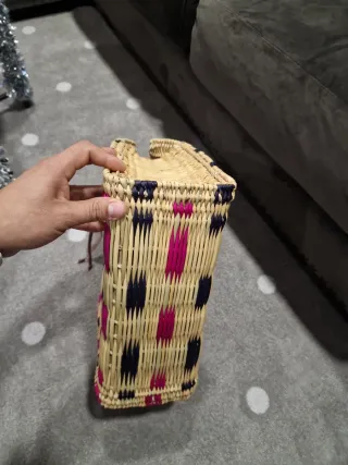 Bolso de junco tejido con detalles